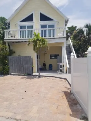 Beach house with atached apartment 30 Steps to Beach and 1 block to Johns Pass