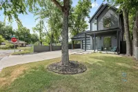 Luxury Escape in Austin’s Iconic Bouldin Creek Perfect Location + Private Pool!