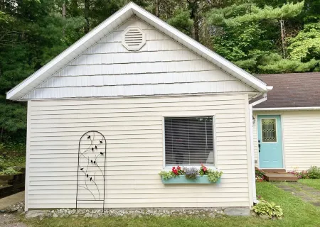 One Mile from Downtown Harbor Springs, Close to Ski Hills and Snowmobile Trails Отели рядом с достопримечательностью «Понд Хилл Фарм»