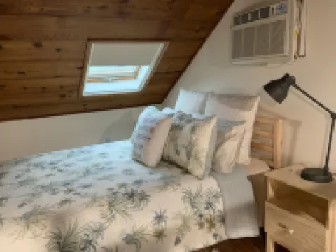 Einstein Lounge in Downtown - 2 BR w Loft and Fenced Yard