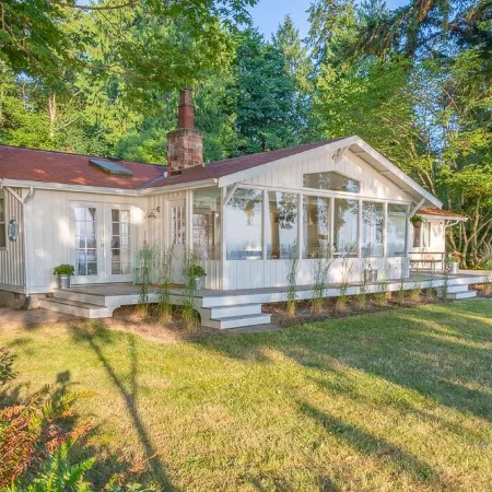 Sea Salt Cottage - 180-degree Views of the Olympic Mountain Range and Hood Canal