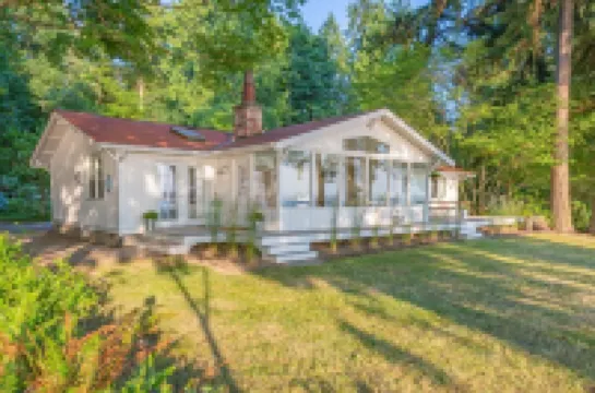 Sea Salt Cottage - 180-degree Views of the Olympic Mountain Range and Hood Canal