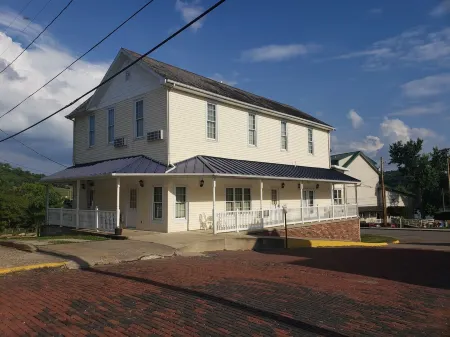 Historic Hardware Inn with River Views: Ely Suite