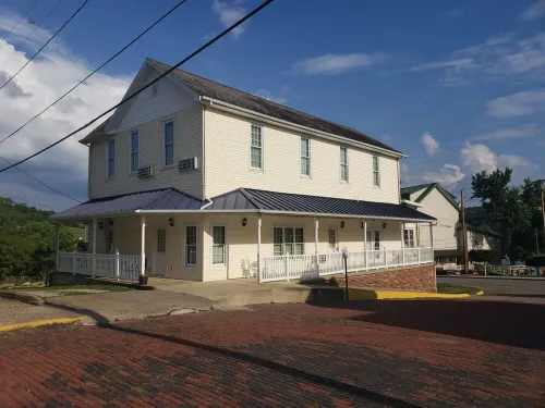 Historic Hardware Inn with River Views: Suite 102