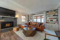 Glens Falls Boutique Stay, near skiing, Lake George, Saratoga, Pool!