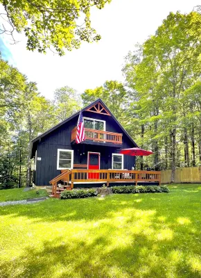 Comfy chalet near town, lake, skiing and hiking