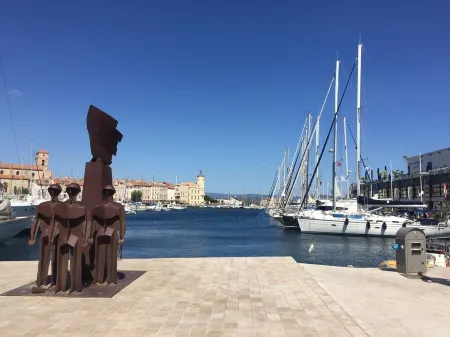 Large studio on the port of La Ciotat Отели рядом с достопримечательностью «Plage d'Arène Cros»