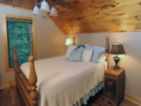 COOL COTTAGE AT 4800 FT  SLEEPS 8. GOOGLE MAP IS NOT CORRECT 10 MILES TO B ROCK Hotels in Blowing Rock