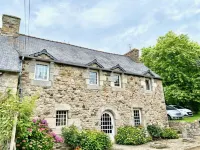 Traditional Breton house near the sea Hotels in Quemper-Guezennec