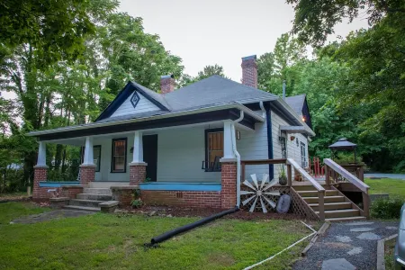 The Cozy Bungalow - Official Historic Home Near UNC!