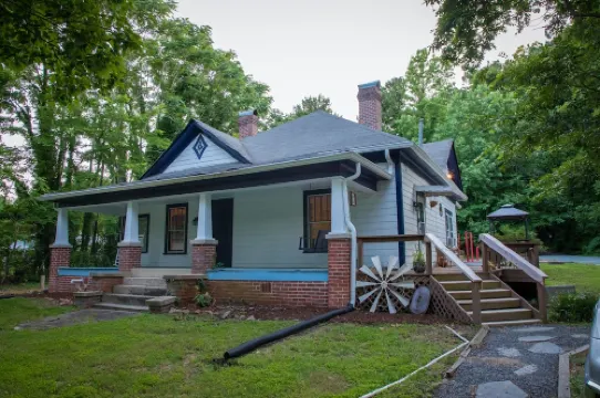 The Cozy Bungalow - Official Historic Home Near UNC!