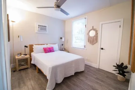 The Downtown Hibiscus House Отели в г. Уэст-Палм-Бич