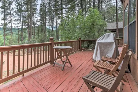 Luxury Cabin, Game Room, Firepit, Deck w/Mtn View, Trailer Parking & Family Time Отели в г. Строберри