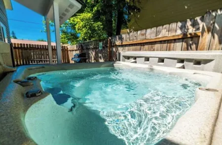 Sandpoint Retreat Sleeps 8 w/ Hottub and Bikes