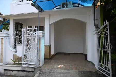 Seroja Raya Guest House Отели в г. Batealit