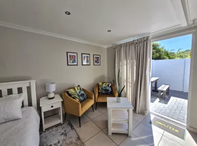 Ivy Place Studio Apartment DURBANVILLE HILLS農莊附近的飯店