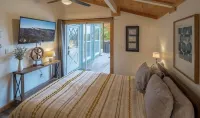 5 bdrm home located on 1st hole of Beech Mtn Golf Club. 1.8 miles to ski resort!