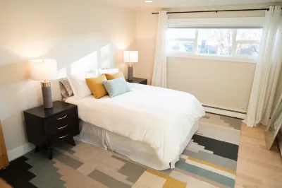 CLEAN, easy checkout. Close to downtown Bozeman, hiking, skiing, and MSU.