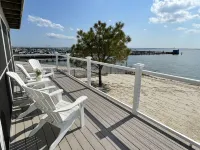 4 Br Luxury Direct Bayfront Screen Porch, Sundeck, Beach, Pier, Walk Everywhere!