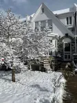 Artsy Homey Rowhouse, 3bdrm & office, quiet urban area, free parking, fast WiFi Hotels near Evergreen Museum Library