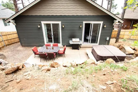 Downtown House with NEW Game Room! Отели рядом с достопримечательностью «Обсерватория Лоуэлла»