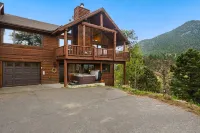Luxury Cabin 4bdr Mtn and River Views.  Private Hot tub, 2 blocks to downtown
