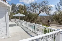 Yosemite Oaks Retreat, Views, Pool & Hot Tub, Game Room, & So Much More!
