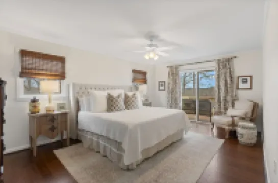 Charming newly renovated cottage, incredible mountain views, walk to town