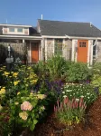 WATERFRONT COTTAGE WITH PRIVATE BEACH! On Beach Point in Truro... Not a condo...