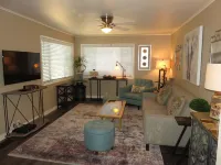 Wine Country Getaway under the Oak Hotels in Boyes Hot Springs