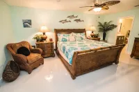 Luxury Palm Tree Two / 3 King Beds, Put Put Golf, Heated Pool, 7 Person Hot Tub