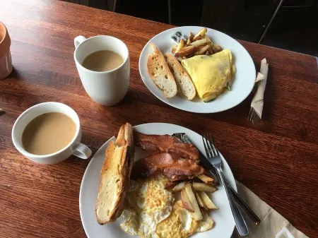 Quaint COTTAGE ~ Walk To Coffee shop, nearby Road to Hana & Haleakala