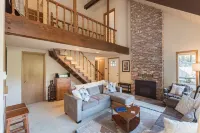 Mt Hood Escape, 3 bedroom, 2 bath, plus loft, sleeps 10, Professionally Cleaned Hotels in Welches