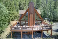 Cedar View Lodge- Scenic Sandpoint area mountain home, in secluded location.