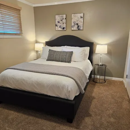 Relaxing View and Walking Distance to downtown Kirkland! Easy freeway access.