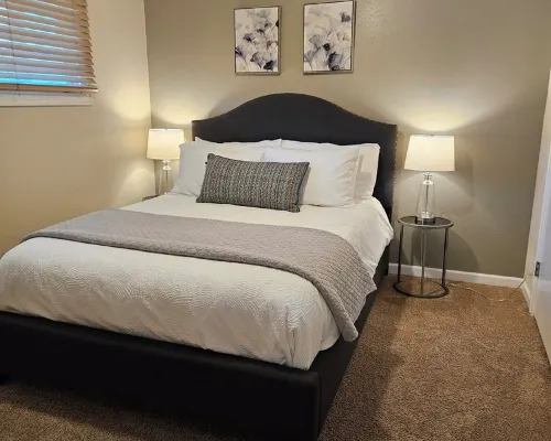 Relaxing View and Walking Distance to downtown Kirkland! Easy freeway access. โรงแรมในเคิร์กแลนด์