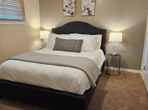 Relaxing View and Walking Distance to downtown Kirkland! Easy freeway access.