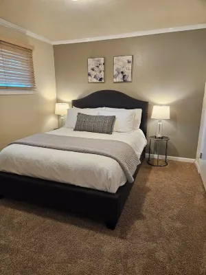 Relaxing View and Walking Distance to downtown Kirkland! Easy freeway access. Hotels near Trader Joe's
