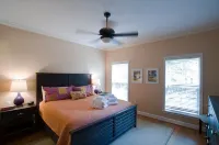 Family Friendly-Highly Rated. 1 Block to the Beach, Discounted to fill openings. Shipyard Beach Access 주변 호텔