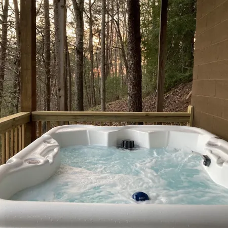 Great Mountain Views, Family Friendly, Hot tub, 5 miles to Downtown Blue Ridge