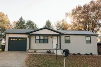 Entire home w/ BEAUTIFUL Backyard in Sugarcreek, Ohio Hotels in Sugarcreek