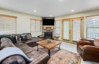 Timberline Condo at Moose Hollow, end unit w/ full windows, steps from hot tub