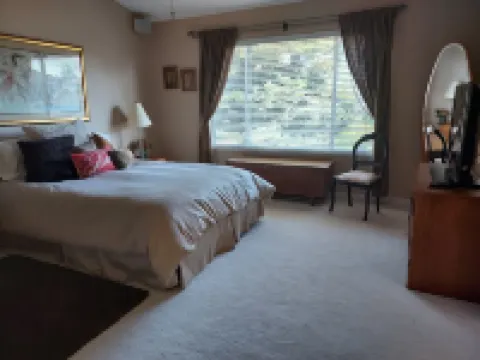 Wine country suburban retreat—minutes to town, wineries, and the coast!