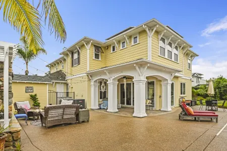 Luxury Family Resort Home Near Beach~ Pool ~ Hot Tub ~ Sportcourt