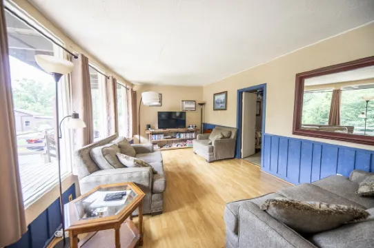 Discover serenity in our 3-bedroom cabin, 20 minutes from stunning Luray Caverns