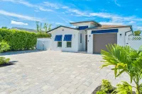 Sea Breeze Paradise - Walk to Vanderbilt Beach and Mercato, Heated Pool Home - 3 estrellas