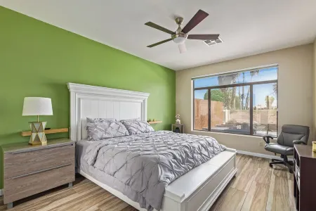 Golf Course Stay with Community Pool Отели рядом с достопримечательностью «Commemorative Air Force Museum»