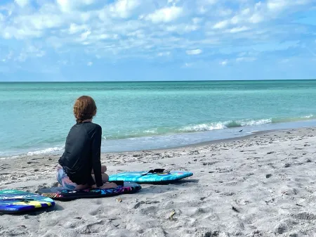 Majestic Sunsets on the Beach just 50 steps away + 2 King beds Отели в г. Манасота-Ки