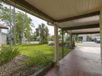 3 BR 2 Bath Salt Air Retreat on Deep Water Canal Minutes to the Gulf Hotels in Hudson