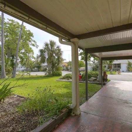 3 BR 2 Bath Salt Air Retreat on Deep Water Canal Minutes to the Gulf